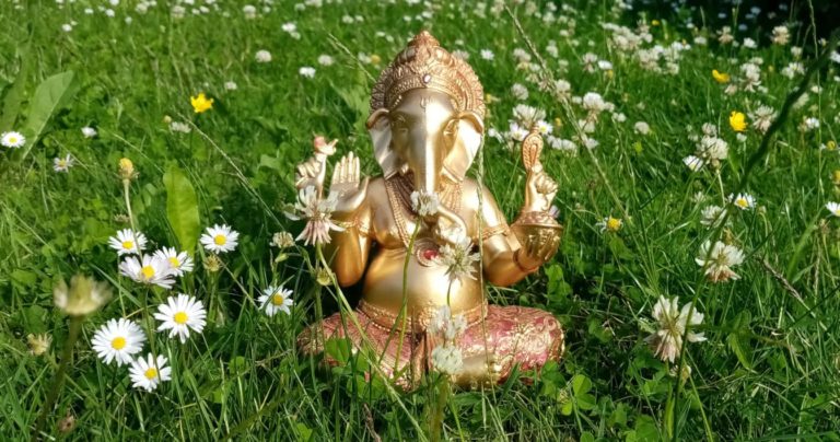 Ganesha in Blumenwiese - Tantra-Seminare
